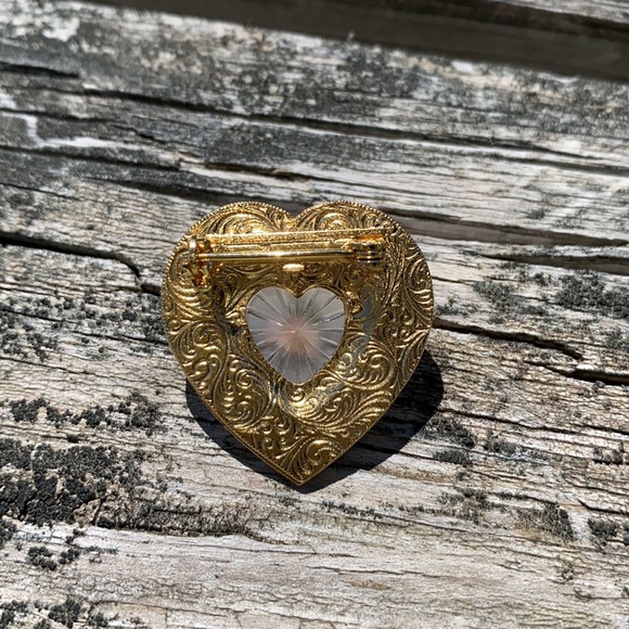 Exquisite Heart Pin - Picture 2 of 5